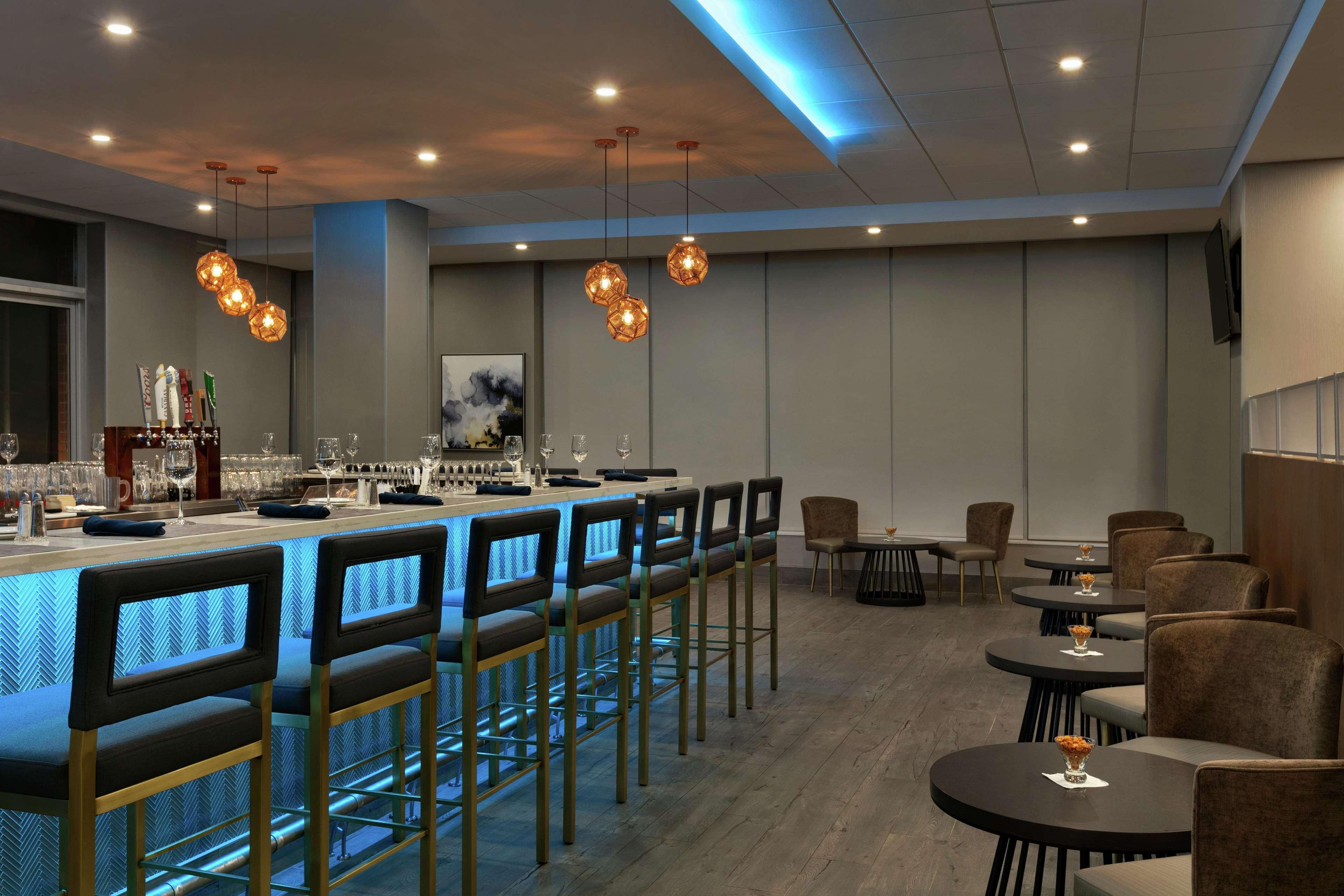 Embassy Suites By Hilton Montreal Airport Pointe-Claire Bagian luar foto