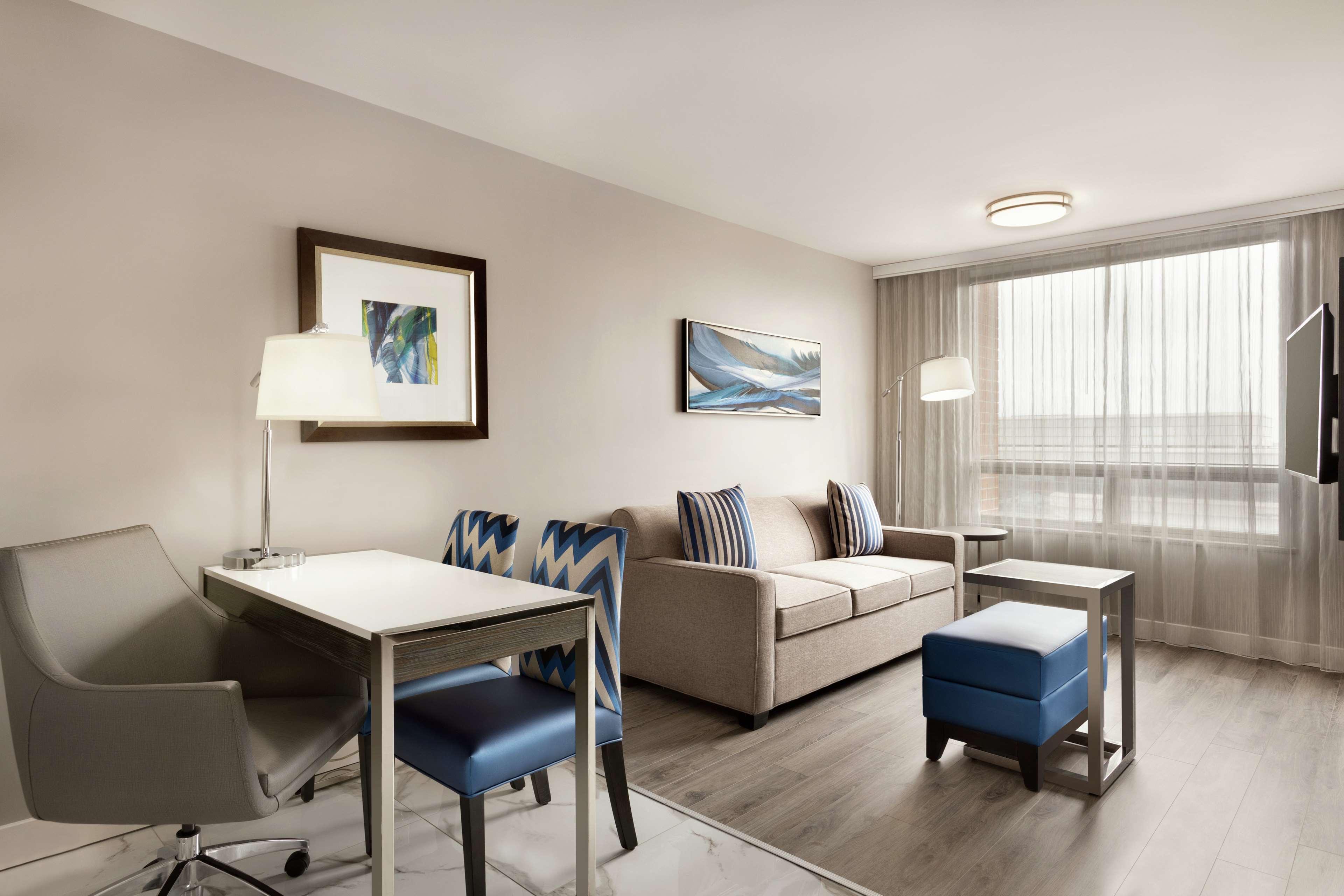 Embassy Suites By Hilton Montreal Airport Pointe-Claire Bagian luar foto