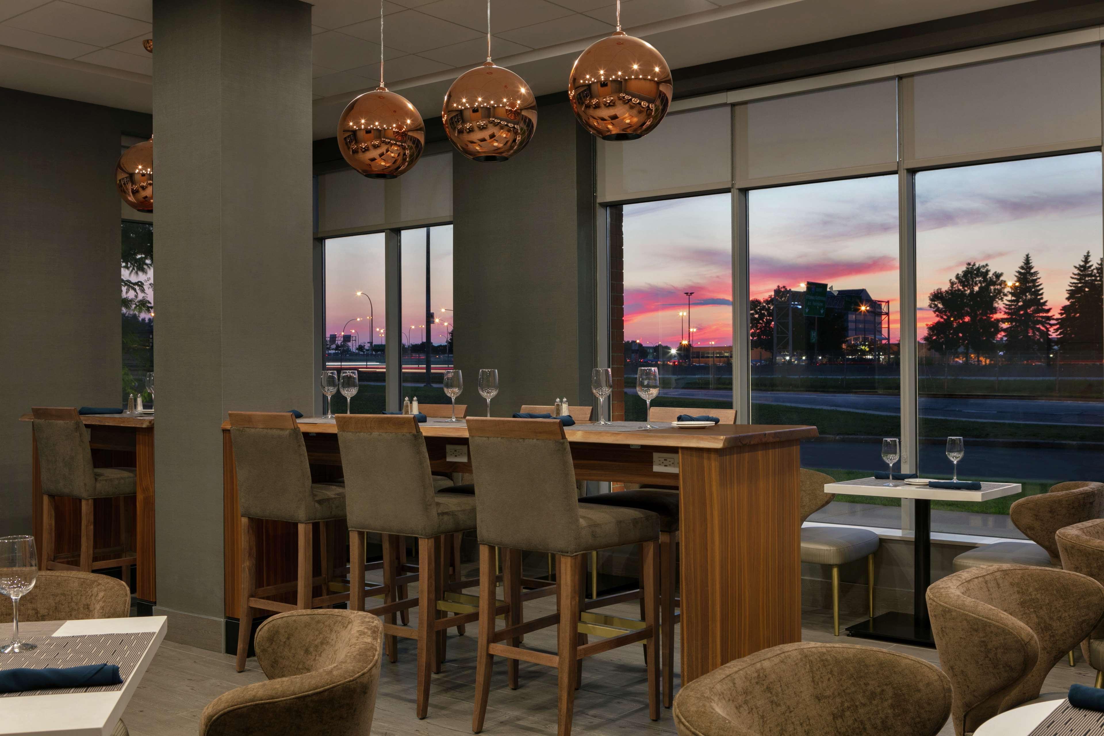 Embassy Suites By Hilton Montreal Airport Pointe-Claire Bagian luar foto