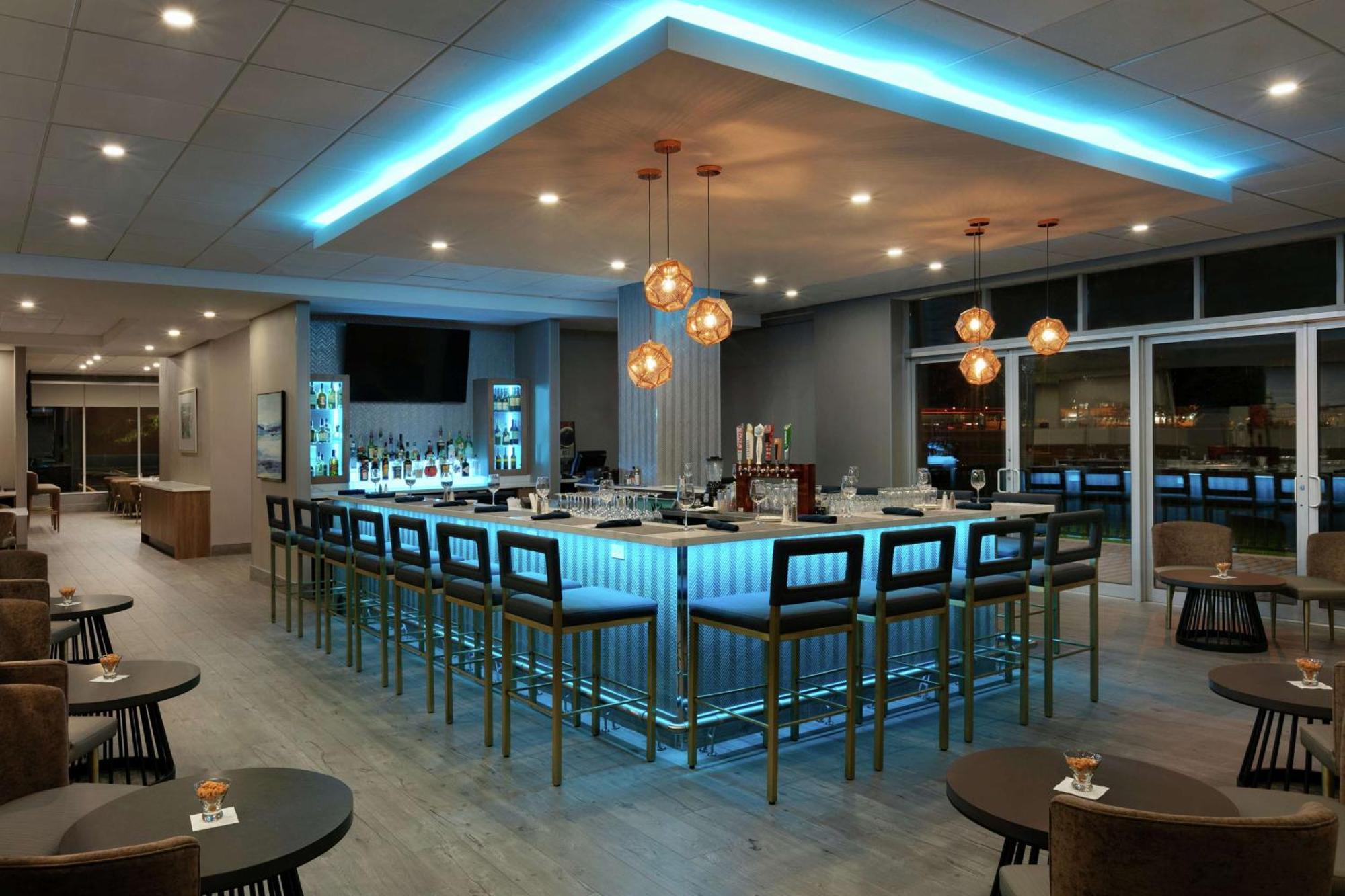 Embassy Suites By Hilton Montreal Airport Pointe-Claire Bagian luar foto