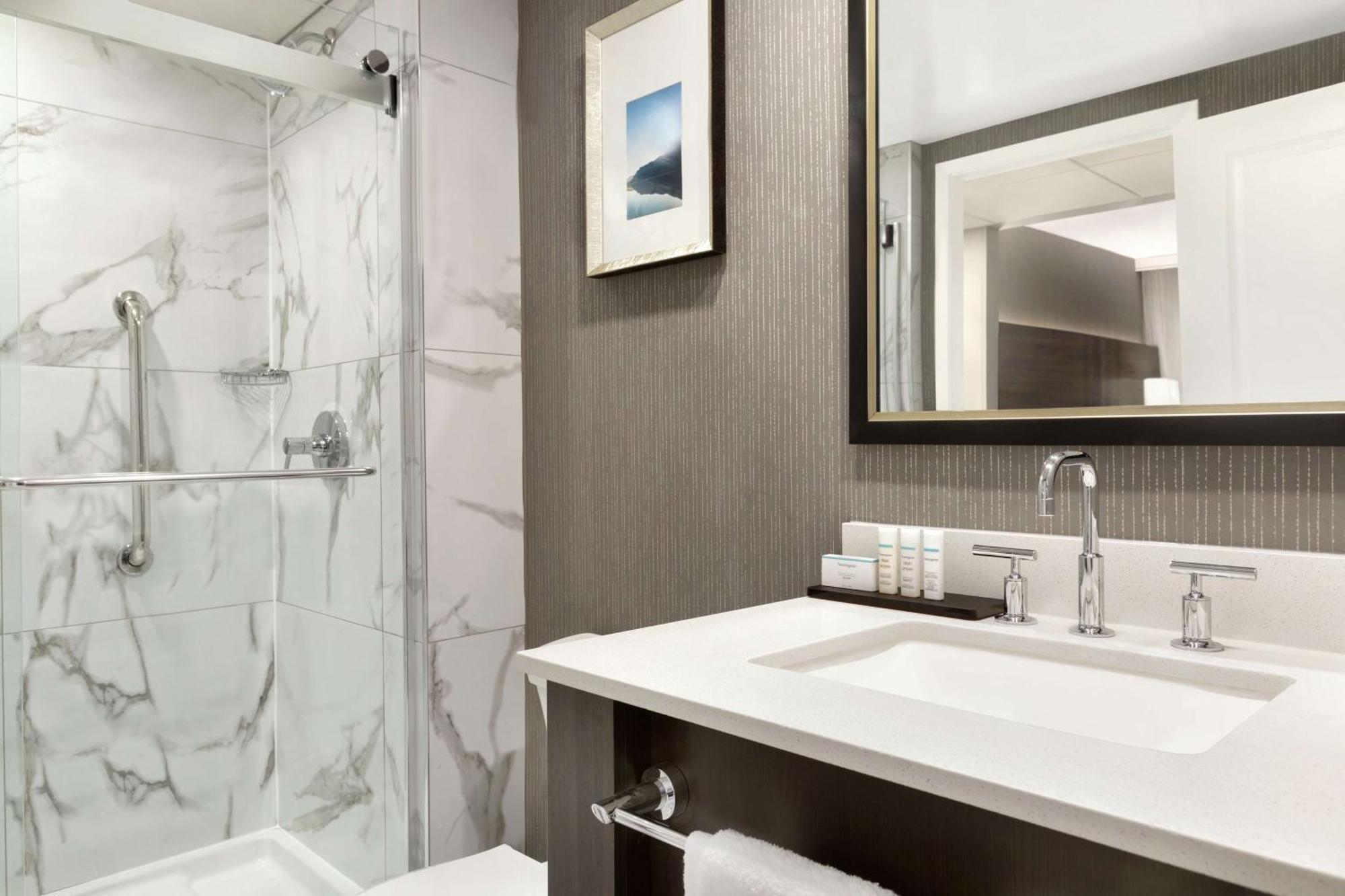Embassy Suites By Hilton Montreal Airport Pointe-Claire Bagian luar foto