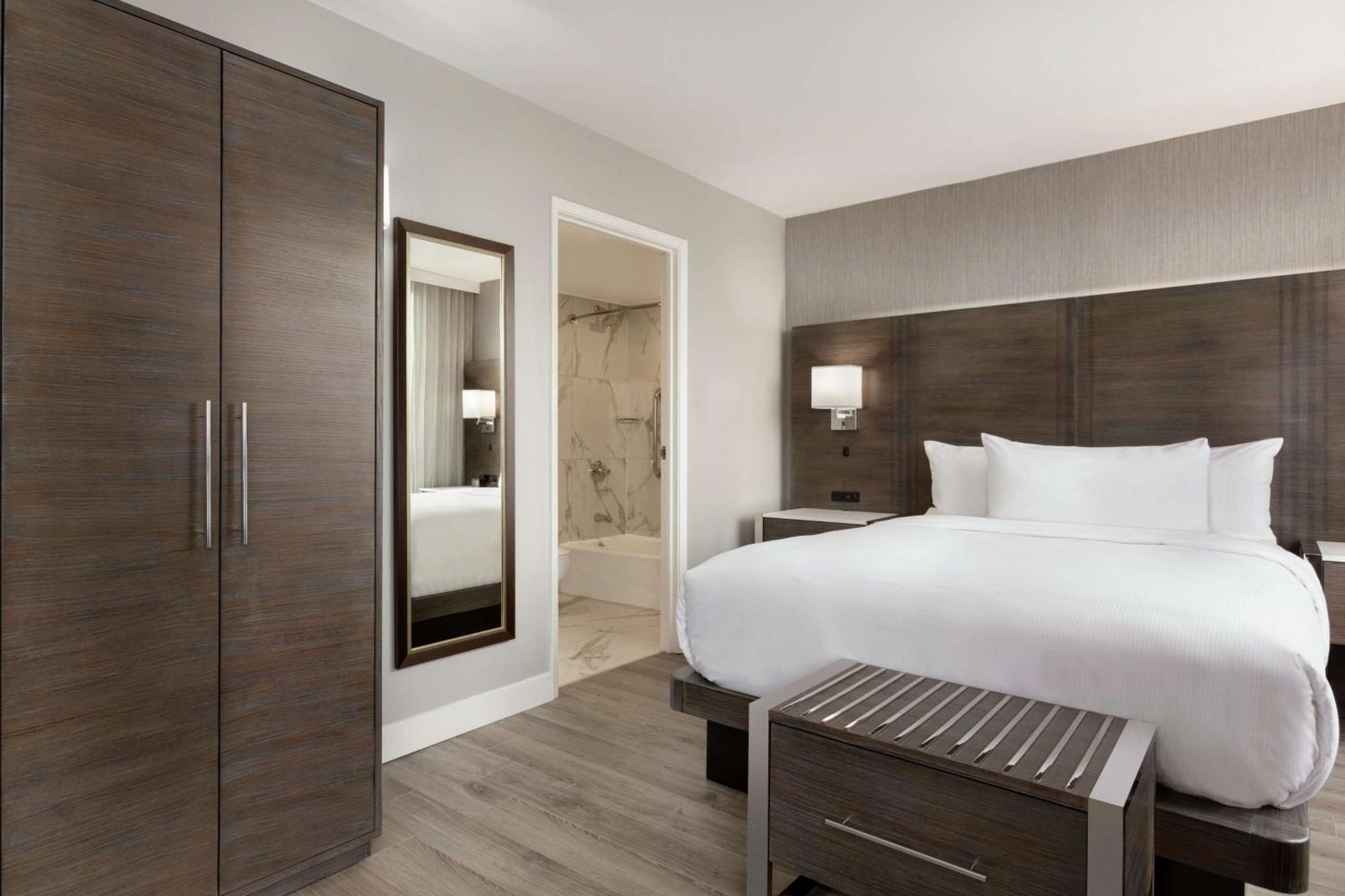 Embassy Suites By Hilton Montreal Airport Pointe-Claire Bagian luar foto