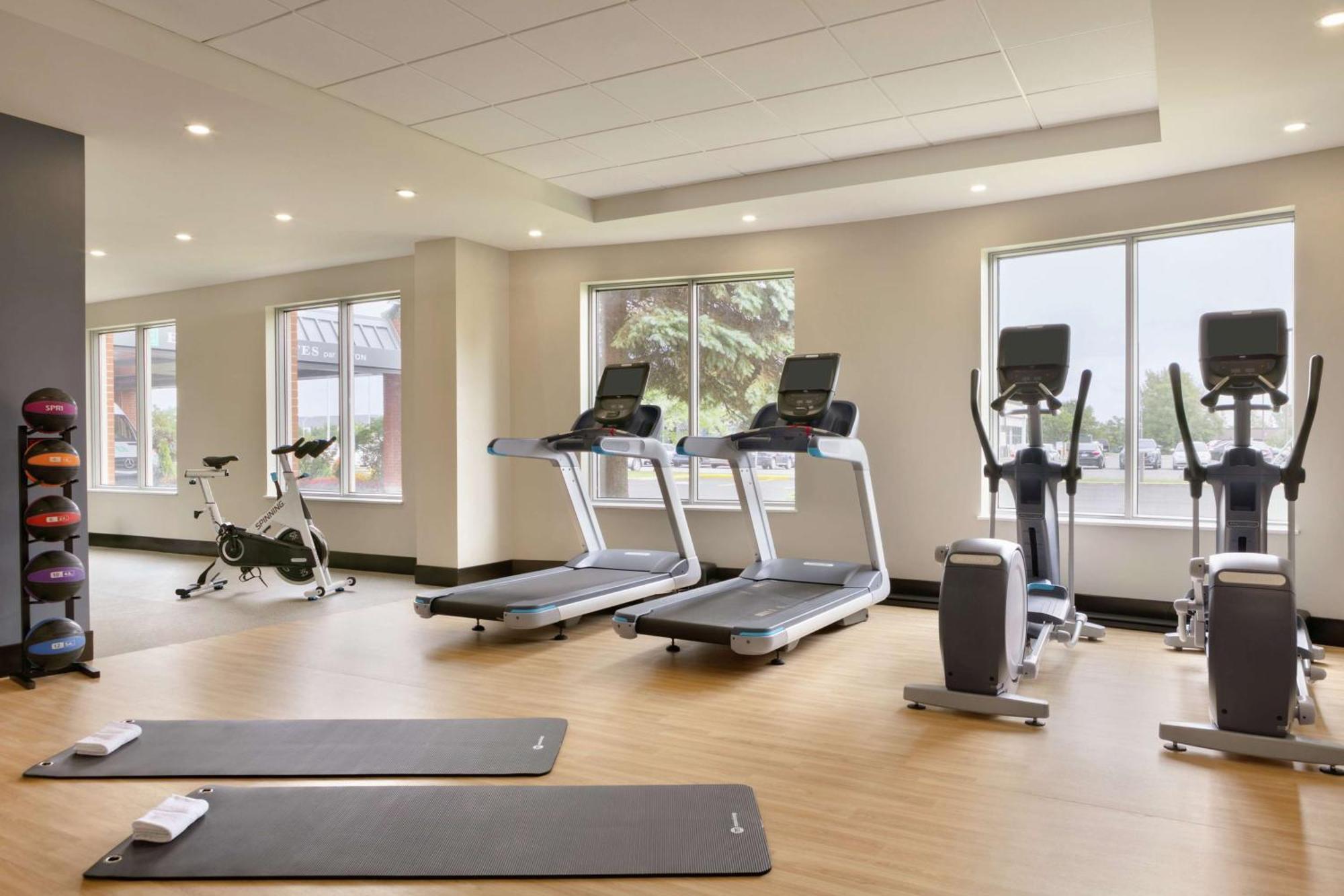 Embassy Suites By Hilton Montreal Airport Pointe-Claire Bagian luar foto