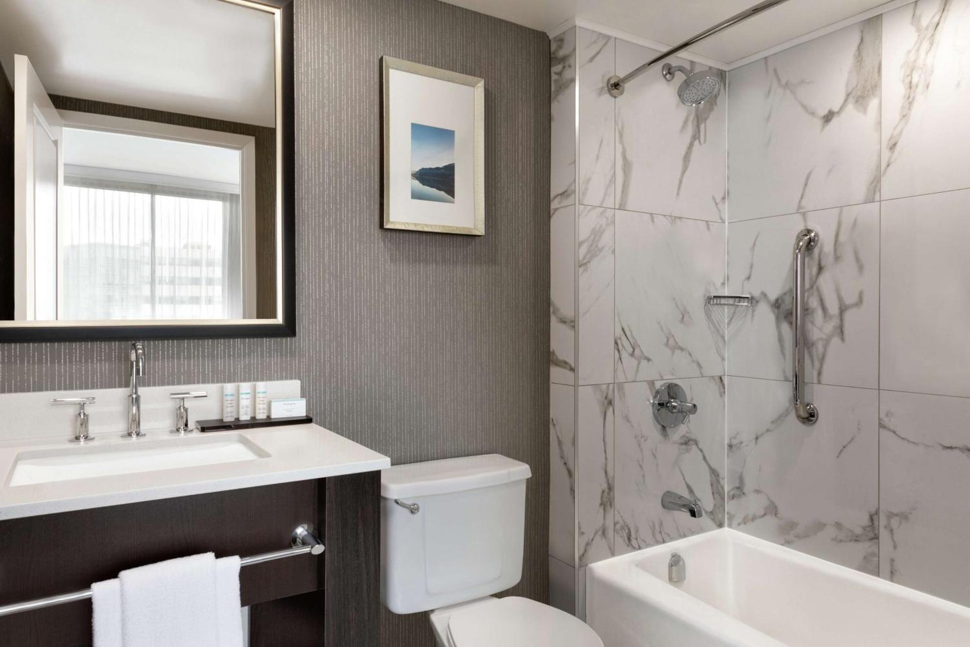 Embassy Suites By Hilton Montreal Airport Pointe-Claire Bagian luar foto