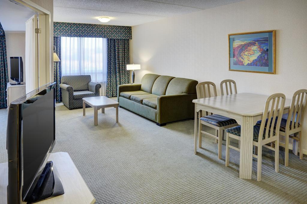 Embassy Suites By Hilton Montreal Airport Pointe-Claire Ruang foto