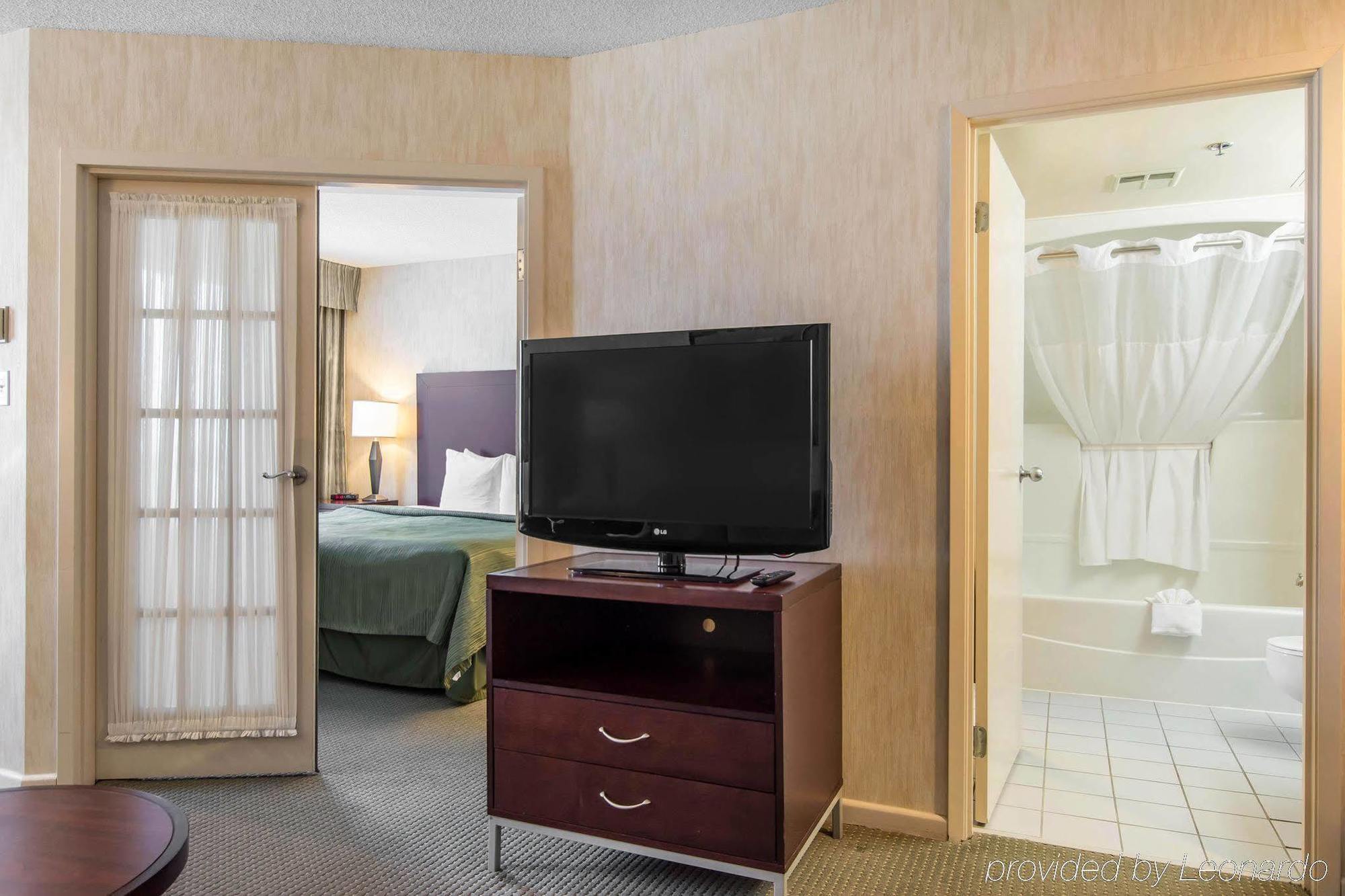 Embassy Suites By Hilton Montreal Airport Pointe-Claire Bagian luar foto