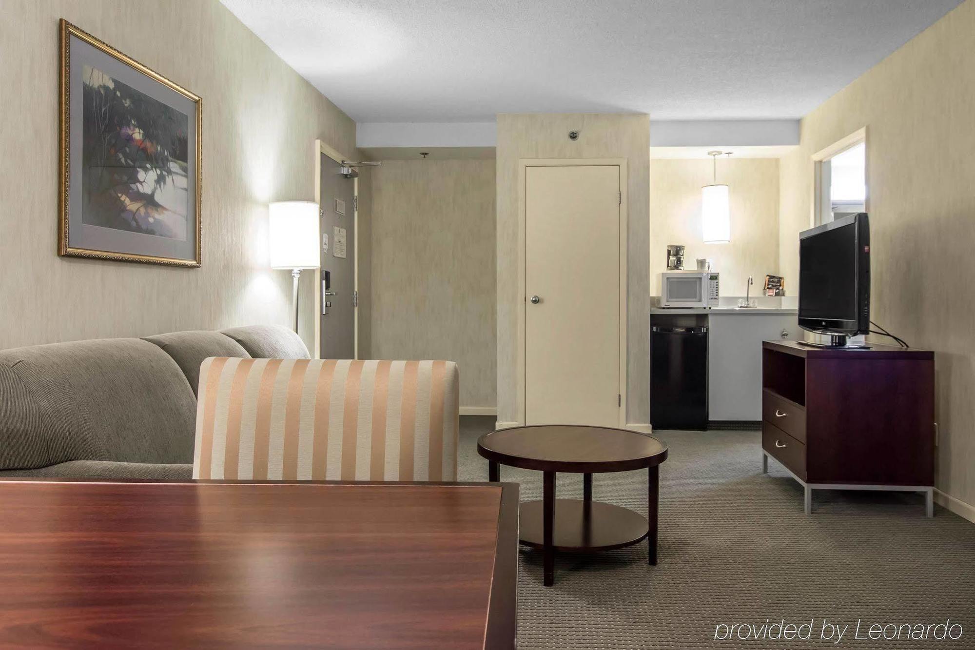 Embassy Suites By Hilton Montreal Airport Pointe-Claire Bagian luar foto
