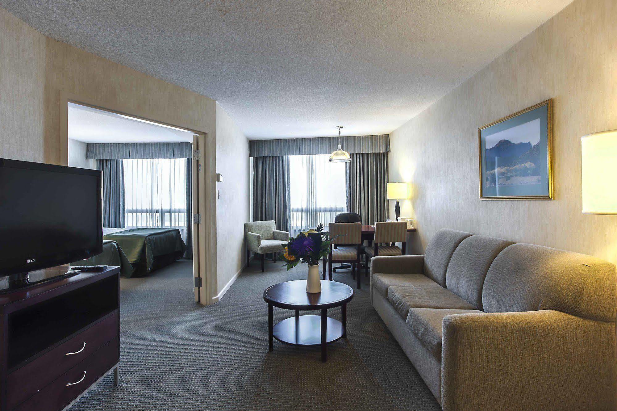 Embassy Suites By Hilton Montreal Airport Pointe-Claire Bagian luar foto