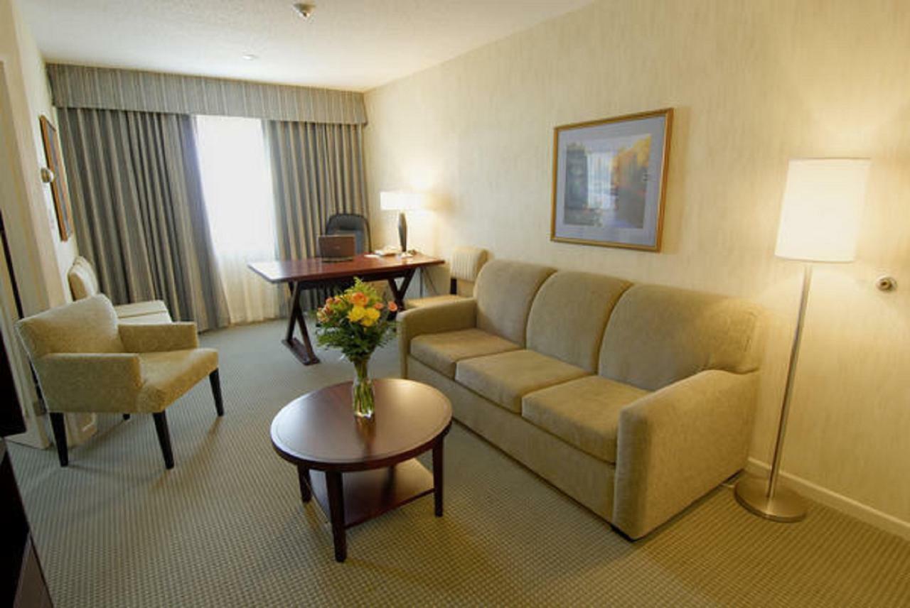 Embassy Suites By Hilton Montreal Airport Pointe-Claire Ruang foto