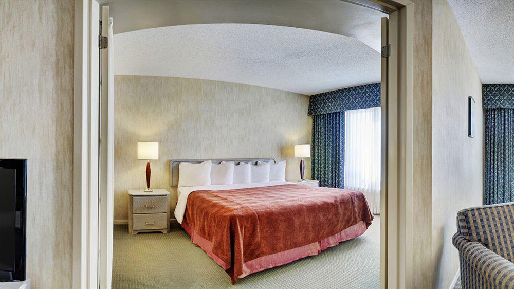 Embassy Suites By Hilton Montreal Airport Pointe-Claire Bagian luar foto